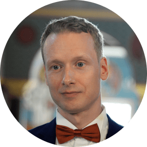 Lauri_profile_suit_round